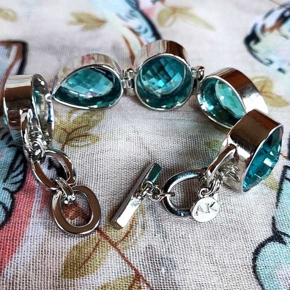Anne Klein AK Aqua Blue Faceted Bracelet Heavy Silver Tone Glass? Stone? Elbaite - Picture 7 of 16
